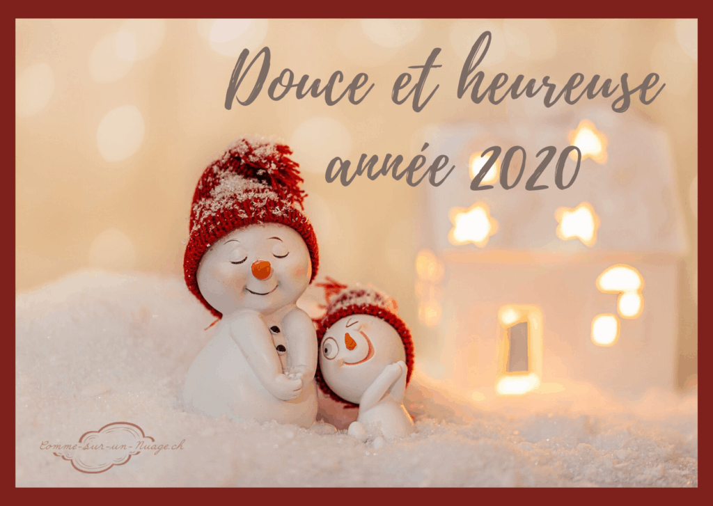Douces et heureuse année 2020. Personnage bonhomme de neige, dans un décor de neige avec un photophore à l'arrière