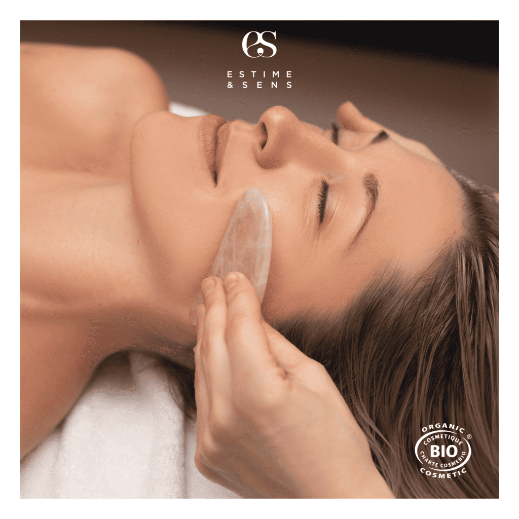 Massage anti-âge du visage avec le Gua Sha